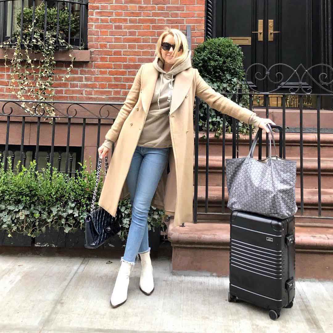 Customer posing with her frame carry-on max in black on the streets of New York. 