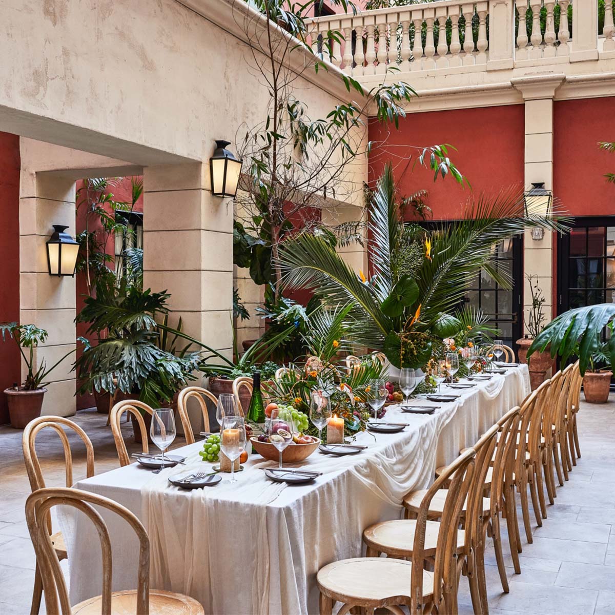 courtyard of hotel per la in los angeles